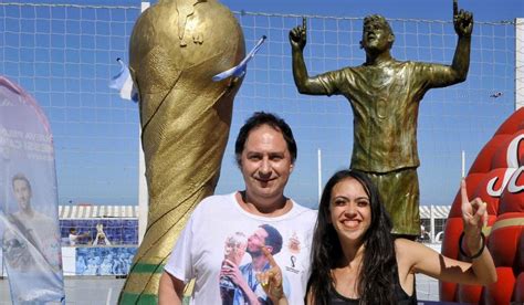 Mar del Plata inauguró la primera estatua de Lionel Messi con las tres