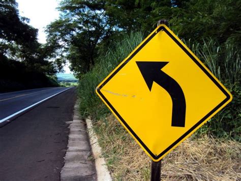 Ao Ver Uma Placa Amarela Indicando - Descubra o significado das placas amarelas