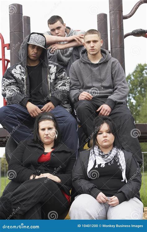 Groupe Des Jeunes Dans La Cour De Jeu Photo Stock Image Du Cagoulés