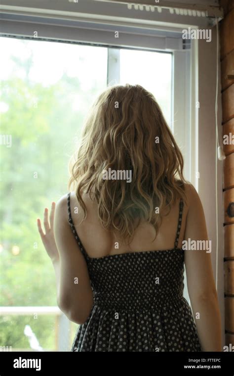 Blonde frau stehendes fenster Fotos und Bildmaterial in hoher Auflösung Alamy