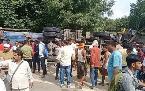 Up Horrific Road Accident In Pratapgarh Innocent Girl 12 People