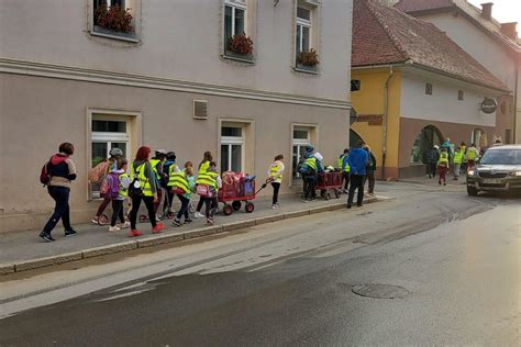 V Ob Ini Rna Na Koro Kem Se Je Ponovno Pri El Izvajati Pe Bus