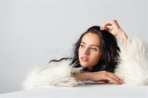 Jovencita De Brunette En Piel Falsa Foto De Archivo Imagen De Modelo Estudio