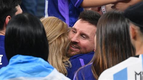 El Conmovedor Abrazo De Messi Con Su Madre Tras Consagrarse Campeón Del Mundo