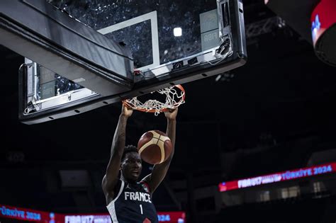 U Premi Re Victoire Des Bleuets Tribune