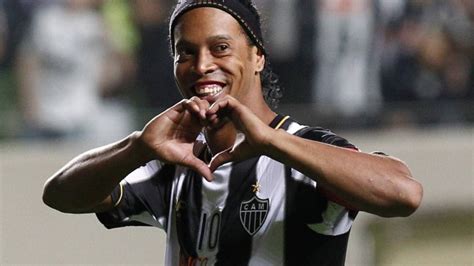 Ronaldinho faz misterioso coração em comemoração de gol pelo Atlético MG