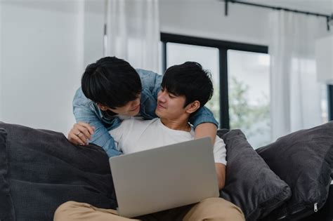 Jovem Casal Gay Usando Computador Port Til Em Casa Moderna Os Homens Asi Ticos Lgbtq Felizes