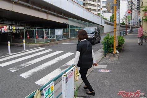 いったいどっちなのか！？ 横断歩道で歩行者に道を譲られたら……クルマはどうすべきか？ 自動車情報誌「ベストカー」