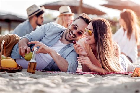 Belo Jovem Casal Apaixonado Na Praia Foto Premium