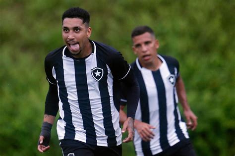 Base Em jogo de golaços Botafogo faz 9 a 0 no Serrano e avança de