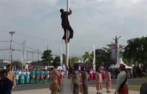 Aksi Heroik Honorer Pemprov Panjat Tiang Bendera Di Upacara Hari Jadi