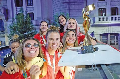 España abraza a las campeonas del mundo tras el título logrado en Sídney