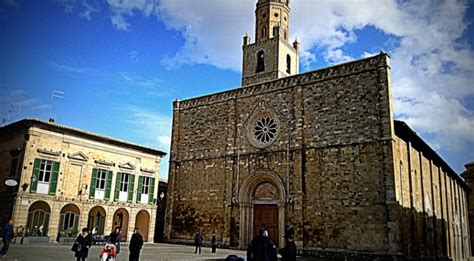 Atri Torna La Discesa Della Befana Dalla Torre Campanaria Del Palazzo