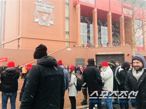 Epl현장스케치 시즌 첫 머지사이드 더비 눈 축제 전쟁 그리고 루니 스포츠조선