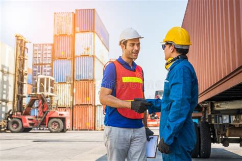 Personal Capataz Y Trabajador Portuario Estrechando La Mano Para El