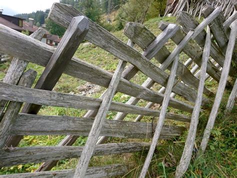 Alte Holzz Une Ein Bergbauer Erz Hlt Wie Er Schr Gz Une Renoviert Und