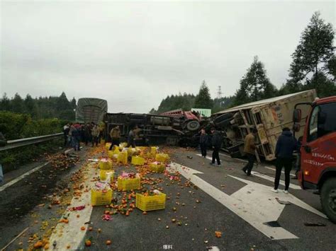 柳州北高速公路兩貨車翻車 貨物灑滿一地 每日頭條