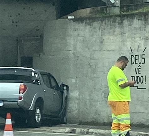 Motorista Fica Ferido Ap S Caminhonete Atingir Muro Em Barra Mansa