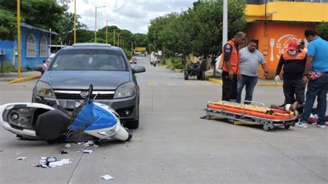 Motociclista se impacta con automóvil en Tierra Blanca resultó herido