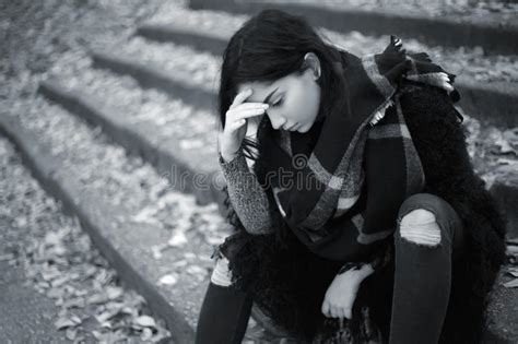 Muchacha Adolescente Triste Al Aire Libre Foto De Archivo Imagen De