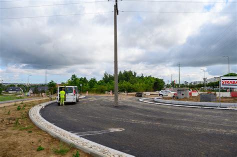 Urz Dnicy Dyskutuj A Na Rodku Drogi Stoi Potworek Czyja To Wina