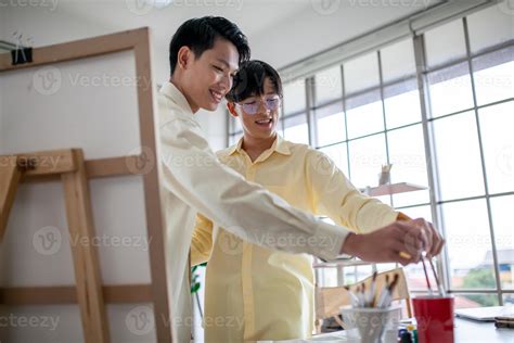 Asain Casal Gay Desenha E Pinta Juntos Na Sala De Sua Casa Conceito Lgbtq Foto De