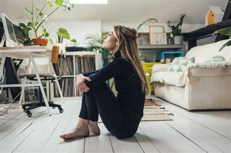 6 Wellness Benefits of Sitting on the Floor