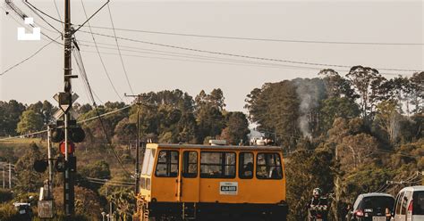 日中の道路を走る黄色いバスの写真 Unsplashの無料ブラジル写真