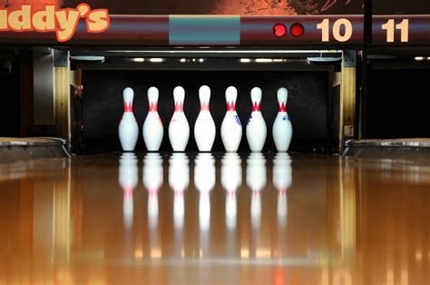 Download Bowling Sports 4k Ultra Hd Wallpaper