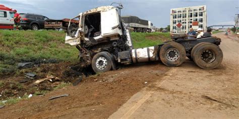 Caminh O Tomba Na Br E Motorista Lan Ado Para Fora Do Ve Culo