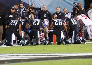 Victor Cruz injury: Giants, Eagles players surround Cruz in prayer (Photo)