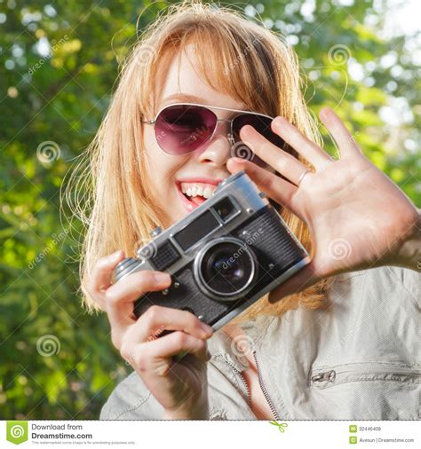 Mujer Joven Que Toma Las Fotos Foto De Archivo Imagen De Cuadro