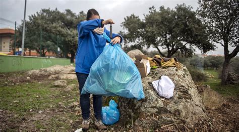 Casi 600 voluntarios recogen más de 200 kilos de basuraleza en