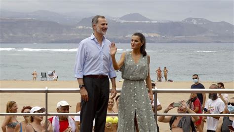 Felipe Vi Y La Reina Letizia Visitan La Playa De Las Canteras Entre