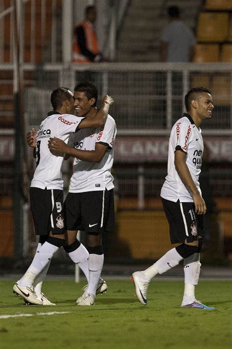 Liedson Comemora Seu Gol Paulinho Que Fez O Primeiro E Dentinho