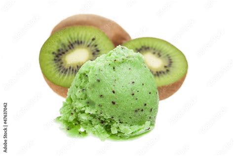 Kiwi Eis Mit Kiwis Im Wei En Hintergrund Stock Foto Adobe Stock