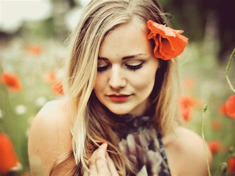 Fonds d écran Fille blonde fleur de pavot rouge x HD image