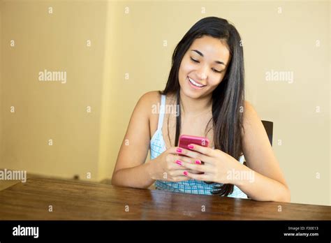 Junge Latina Frau Fotos Und Bildmaterial In Hoher Aufl Sung Alamy