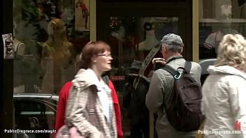 Esclavo posando desnudo en ventana pública XVIDEOS