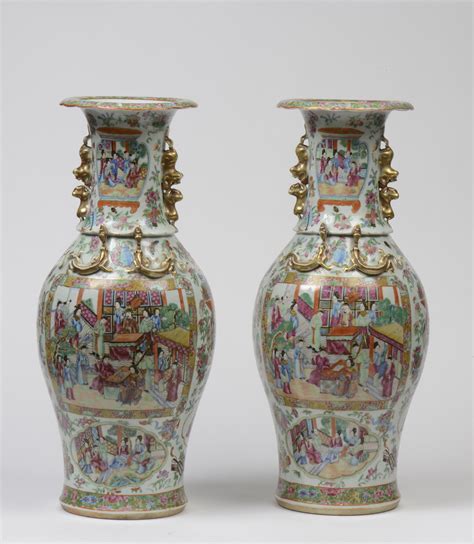 Céramique Paire de vases balustre en porcelaine de Canton Asium