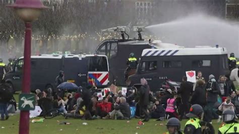 Manifestantes Protestam Na Holanda Contra Toque De Recolher Cnn Brasil