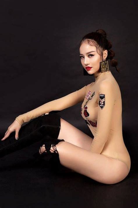 Không chỉ Mai Phương Thúy hàng loạt mỹ nhân Việt khiến công chúng hết hồn bởi trang phục nude
