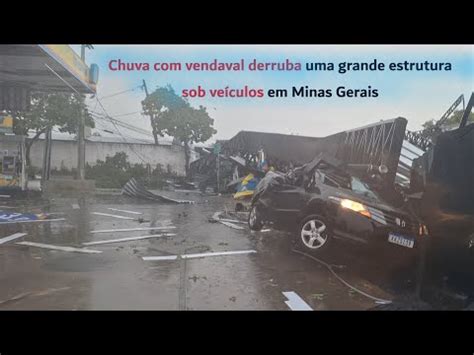 GRANDE ESTRUTURA DESABA em cima de veículos na Avenida em Minas Gerais