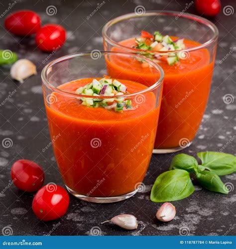 Sopa Fria Do Gazpacho Do Tomate Vermelho Italiano No Vidro Pepino