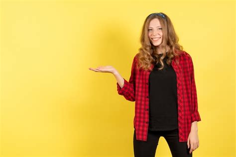 Mulher Jovem De Frente Para A Camisa Quadriculada Vermelha Posando E