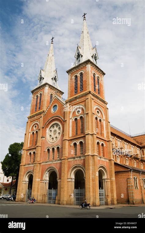 Basilica Della Cattedrale Di Saigon Notre Dame Banque De Photographies