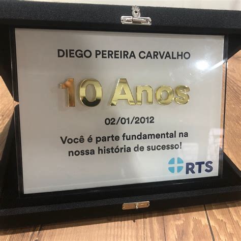 Placa De Homenagem Personalizada Logo Em Relevo Dourado