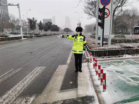 雪天看“警”！北湖交警雪天执勤保平安天气邓超程涵