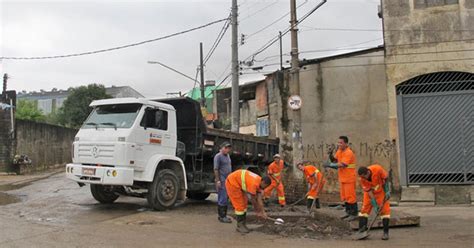 G Ap S Enchente Caminh Es Limpam Ruas E Bueiros Na Zona Leste De Sp