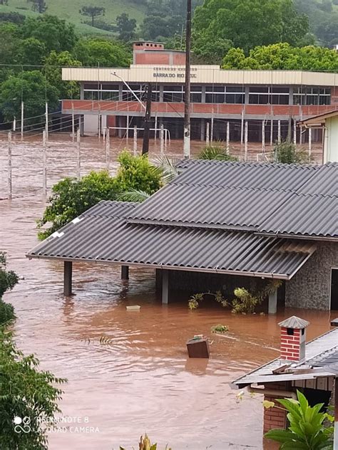 Enchente destrói casas e arrasta veículos em Barra do Rio Azul RS BelosF7